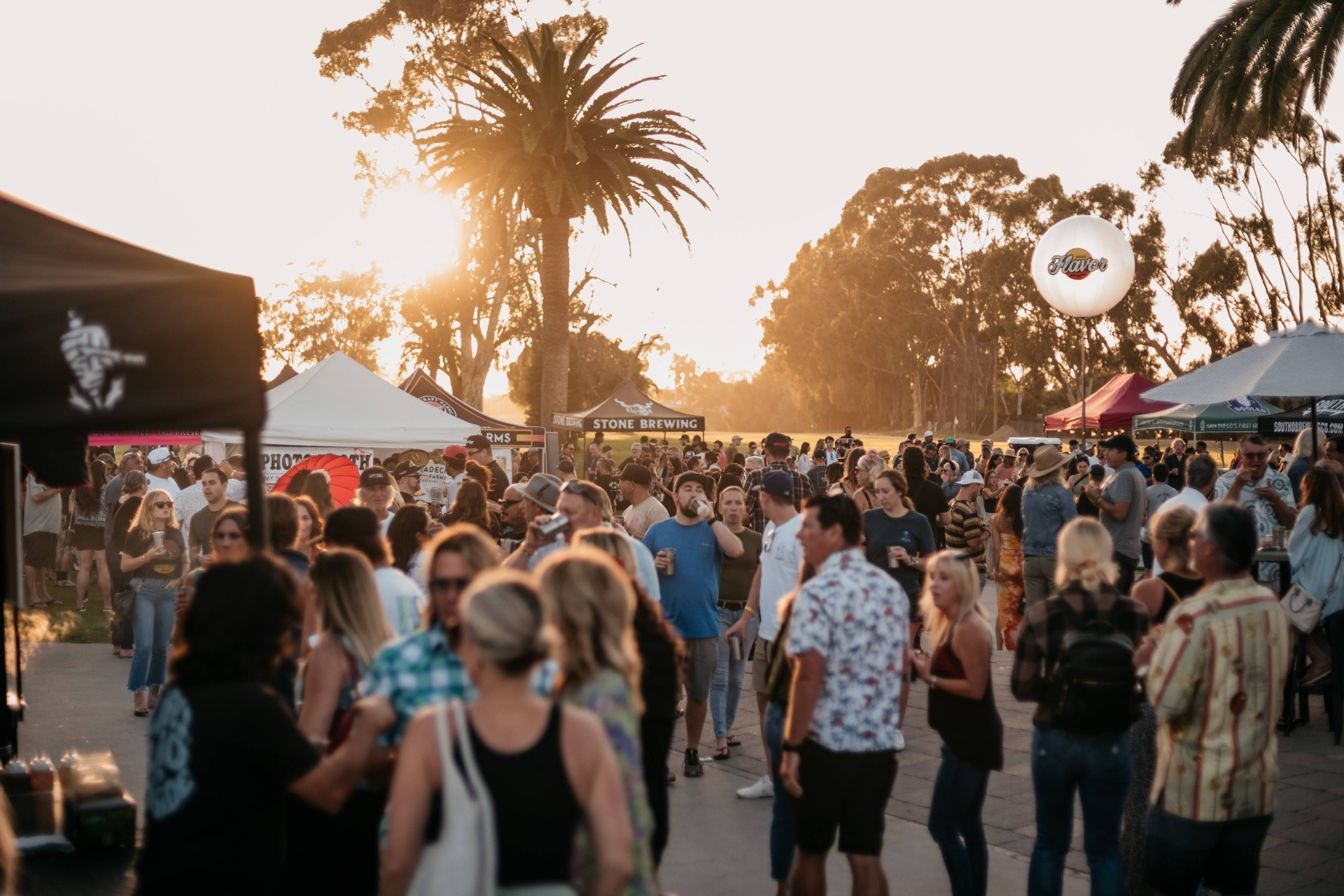 imgi_2_event-sunset-crowd-C68c_NQ4